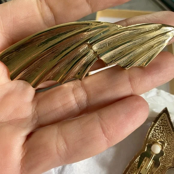 Park Lane vintage Gold tone Wing-Shaped clip Earrings - Picture 3 of 5